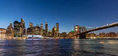 New York Citys Brooklyn Köprüsü ve Manhattan ufuk çizgisi gece aydınlandı. Yüksek kalite fotoğraf