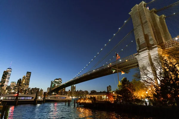 New York Citys Brooklyn Bridge Manhattan Skyline Opplyst Natten Bilde – stockfoto