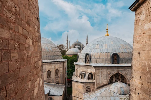 Ayasofya Kubbeleri olan Mavi Sultan Ahmed Camii, İstanbul. 