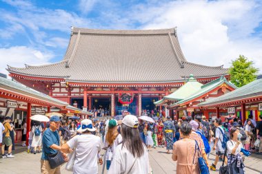 Tokyo, Japonya, 19.08.2023: Tarihi Akasaka bölgesindeki dünyaca ünlü Sensoji Tapınağı 'nda turistler