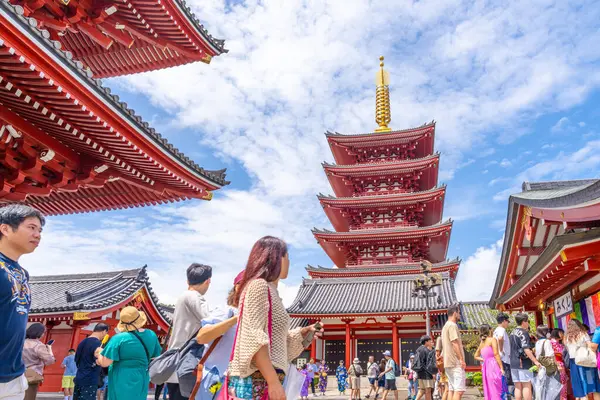 Tokio Japani 2023 Maailmankuulun Sensoji Temppelin Matkailijat Historiallisella Akasakan Alueella — kuvapankkivalokuva