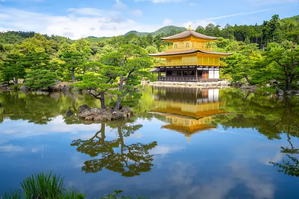Kultainen Paviljonki Kinkakujin Temppeli Kiotossa Japanissa Heijastus Aurinkoinen Päivä — kuvapankkivalokuva