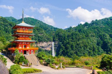 Kansai ilindeki Nachi Taisha 'daki Japon tapınağı ve şelalesi. Japonya