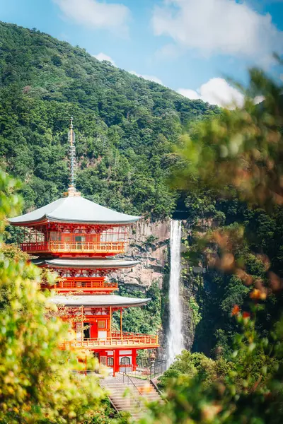 Japanilainen Temppeli Vesiputous Nachi Taishassa Kansasin Maakunnassa Japani — kuvapankkivalokuva