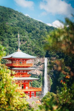 Nachi Şelalesi, Japonya. Şelale ve Kızıl Tapınak.