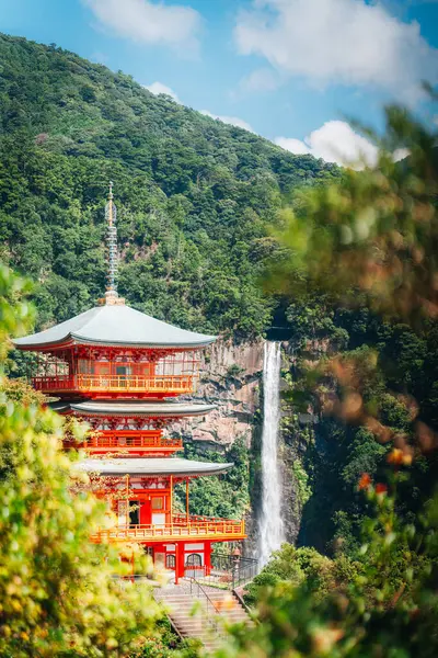 Nachi Fallsissa Japanissa Vesiputous Punainen Temppeli — kuvapankkivalokuva