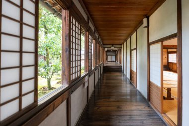 Geleneksel Japon iç mimarisi, dışarıdaki yeşil zen bahçesi. Kyoto