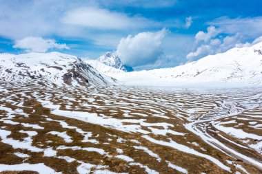 İtalya 'nın Abruzzo bölgesindeki Campo Imperatore. Hava görünümü