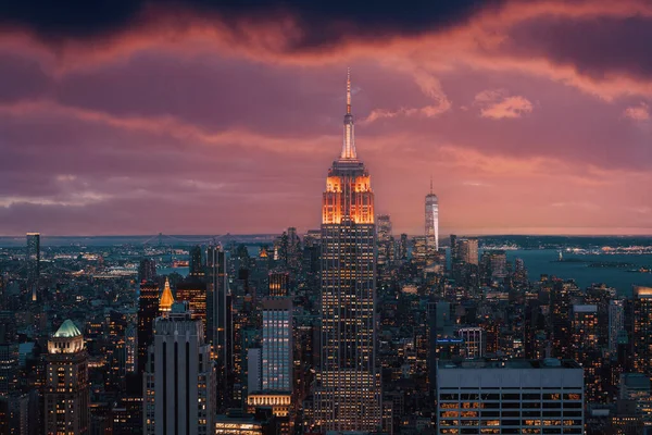 New York City Mit Wolkenkratzern Bei Sonnenuntergang Hochwertiges Foto lizenzfreie Stockfotos