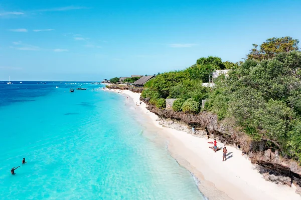 Zanzibar, Tanzanya 'daki Nungwi sahilinin lüks tatil köyü ve turkuaz okyanus suyu manzarası..