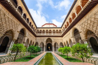 Seville, İspanya, 09 Mayıs 2018: Royal Seville Palace Alcazar, Endülüs 'te güzel bir halk bahçesi