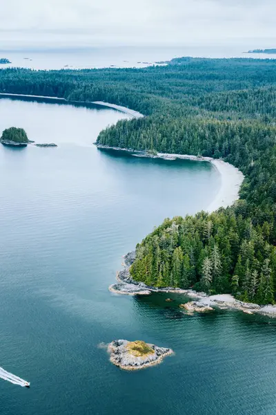 島や森林を有する東亜インレットの航空機 バンクーバー島 カナダ ストック写真