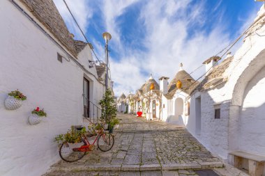 Güneşli bir günde Alberobello, Puglia, İtalya 'da Parlak Mavi Gökyüzü ile ünlü Trulli Evleri. 