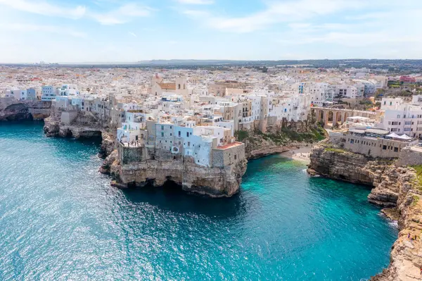 Polignano bir Mare kasabası, Puglia bölgesi, İtalya ve Avrupa 'nın muhteşem ilkbahar manzarası. hava görünümü