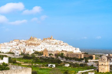 Güneşli bir günde Ostuni beyaz kasabası ufuk çizgisi, Brindisi, Puglia, güney İtalya. Avrupa. 