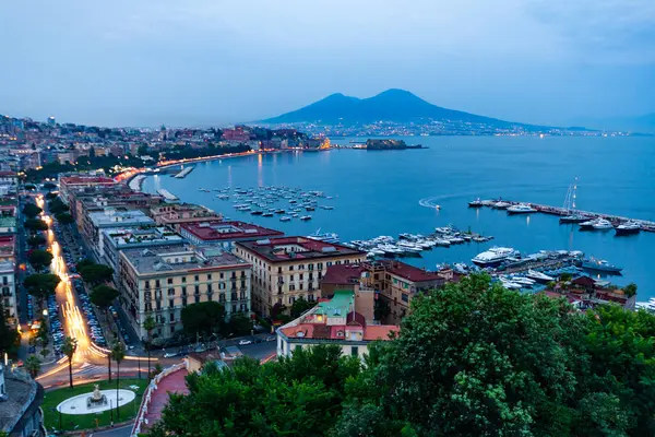 Vezüv tepeli Napoli 'nin gece manzarası. Posillipo