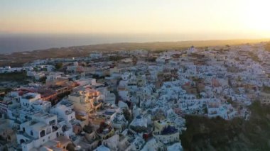 Santorini, Oia 'nın beyaz evleri gün doğumunda, hava manzaralı..