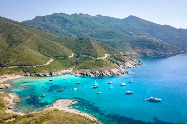 Korsika sahilinin hava manzarası, dolambaçlı yollar ve kristal deniz. Cap Corse, Fransa.