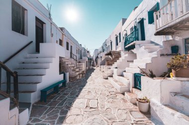 Kastro, Folegandros adasındaki Chora kasabasının en eski yeri. Güneşli yaz günü, Yunanistan