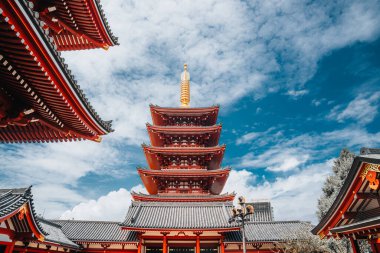 Tokyo Şehri, ünlü Sensoji Tapınağı, Asakusa Bölgesi, Japonya, Asya. Yaz güneşli bir gün