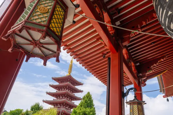 Tokyo Şehri, ünlü Sensoji Tapınağı, Asakusa Bölgesi, Japonya, Asya. Yaz güneşli bir gün