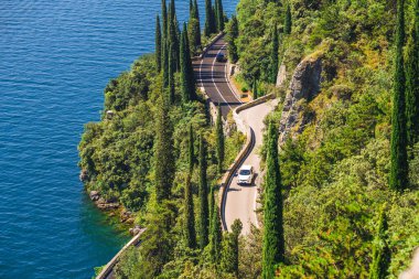 Garda Gölü 'nün batı yakasındaki manzara yolu, Brescia bölgesi, Lombardia, İtalya. 