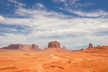 Arizona çölündeki güzel anıt vadisi. Mavi gökyüzü