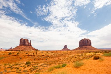 Arizona çölündeki güzel anıt vadisi. Mavi gökyüzü