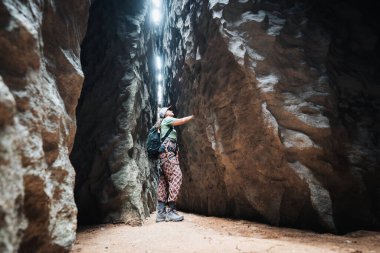 Tsingy de Bemaraha 'yı keşfeden kadın dar kayalar, Madagaskar.