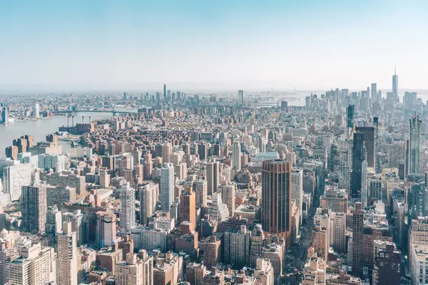 New York şehrinin geniş hava manzarası çok sayıda bina ve köprüyü gösteriyor.