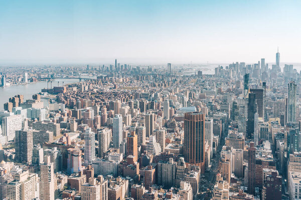 Широкий вид с воздуха на горизонт Нью-Йорка с многочисленными зданиями, мостами