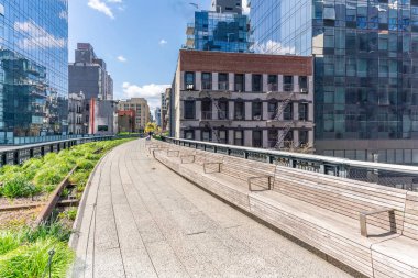 New York 'taki High Line, yüksek şehir parkı geçidi, modern binalar ve yemyeşil alanlar.. 