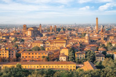 İtalya, Bologna 'daki çatı ve binaların panoramik manzarası. Emilia Romagna