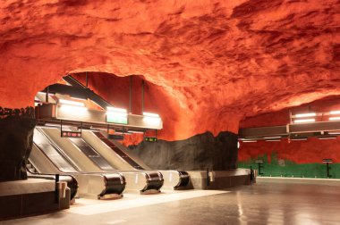 Stockholm, İsveç - 15 Ocak 2023 Stockholm metrosundaki Solna Centrum istasyonu. Şehir merkezindeki kayaya oyulmuş. 