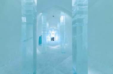 Jukkasjarvi, İsveç - 4 Ocak 2022: Jukkasjarvi, İsveç 'teki Ice Hotel' de buz sanatı ve mobilyalar