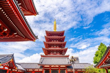 Tokyo Şehri, ünlü Sensoji Tapınağı, Asakusa Bölgesi, Japonya, Asya. Yaz güneşli bir gün