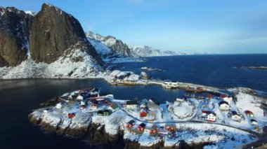 Norveç Lofoten Adası 'nın havadan görünüşü. Hamnoy balıkçı köyünün kış mevsimi, hava manzarası
