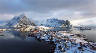 Norveç Lofoten Adası 'nın havadan görünüşü. Balıkçı köyü Reine 'in kış mevsimi, hava manzarası