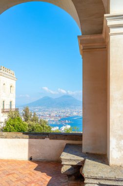 Napoli Campania İtalya. Napoli Körfezi manzarası ve Certosa San Martino 'dan Vezüv Dağı. 