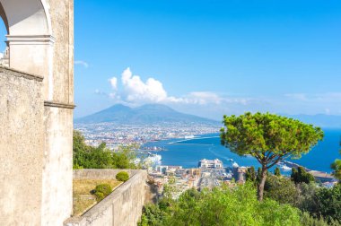 Napoli Campania İtalya. Napoli Körfezi manzarası ve Certosa San Martino 'dan Vezüv Dağı. 