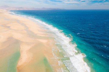 Kanarya adalarından insansız hava aracı atışı. Fuerteventura 'daki Sotavento plajı, uçurtma sörfçüleri