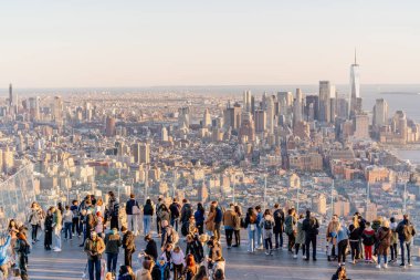 New York, ABD: 9 Şubat 2024: New York 'taki The Edge platformunda gün batımını bekleyen turistler