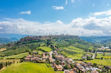 Orvieto, Umbria, İtalya, Tepelere kurulmuş kasabanın panoramik manzarası.