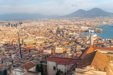 Napoli, İtalya şehir manzarası, liman ve Vezüv. Vomero bölgesinden hava görüntüsü