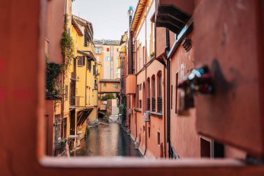Bolonezya Kanalı, renkli binalar ve büyüleyici sokaklar.