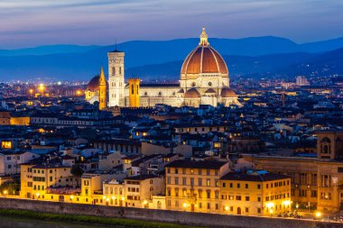 Florence Duomo alacakaranlıkta, aydınlık binalar