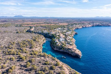 Cala Pi, Mayorka 'nın havadan görünüşü, kıyı şeridini ve turkuaz suları gösteriyor..