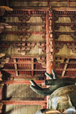 Japonya, Nara 'daki Todai-ji Tapınağı' ndaki Büyük Buda heykelinin bronz eli..