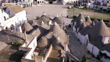 Güneşli bir günde Alberobello, Puglia, İtalya 'da Parlak Mavi Gökyüzü ile ünlü Trulli Evleri. 