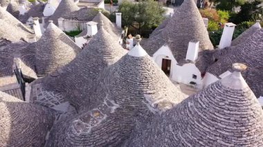 Güneşli bir günde Alberobello, Puglia, İtalya 'da Parlak Mavi Gökyüzü ile ünlü Trulli Evleri. 
